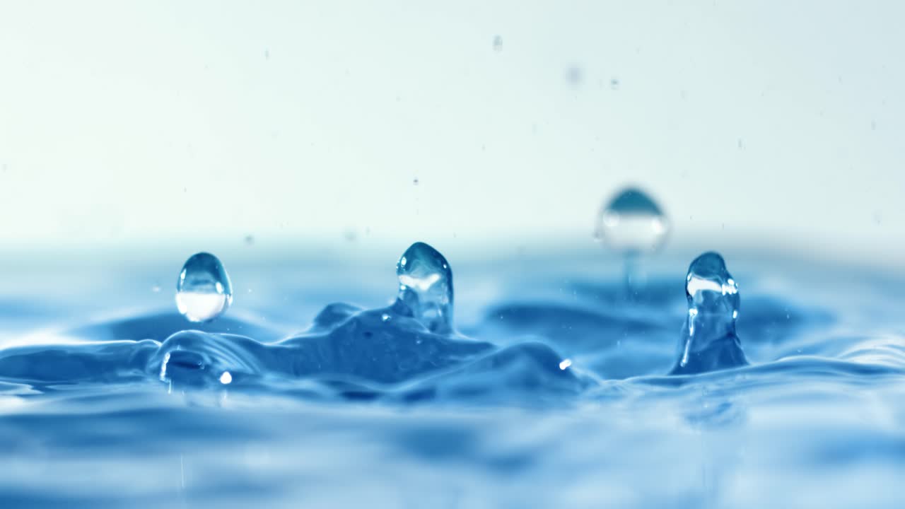 ⁇ 방울이 아주 느린 속도로 떨어지고 있습니다.