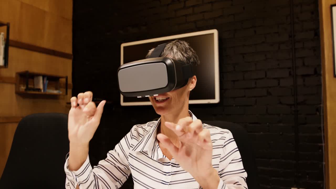 mujer de negocios gesticulando mientras usa auriculares de realidad virtual 4k