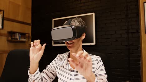 Geschäftsfrau-Gestikuliert,-Während-Sie-Ein-Virtual-Reality-Headset-4k-Verwendet