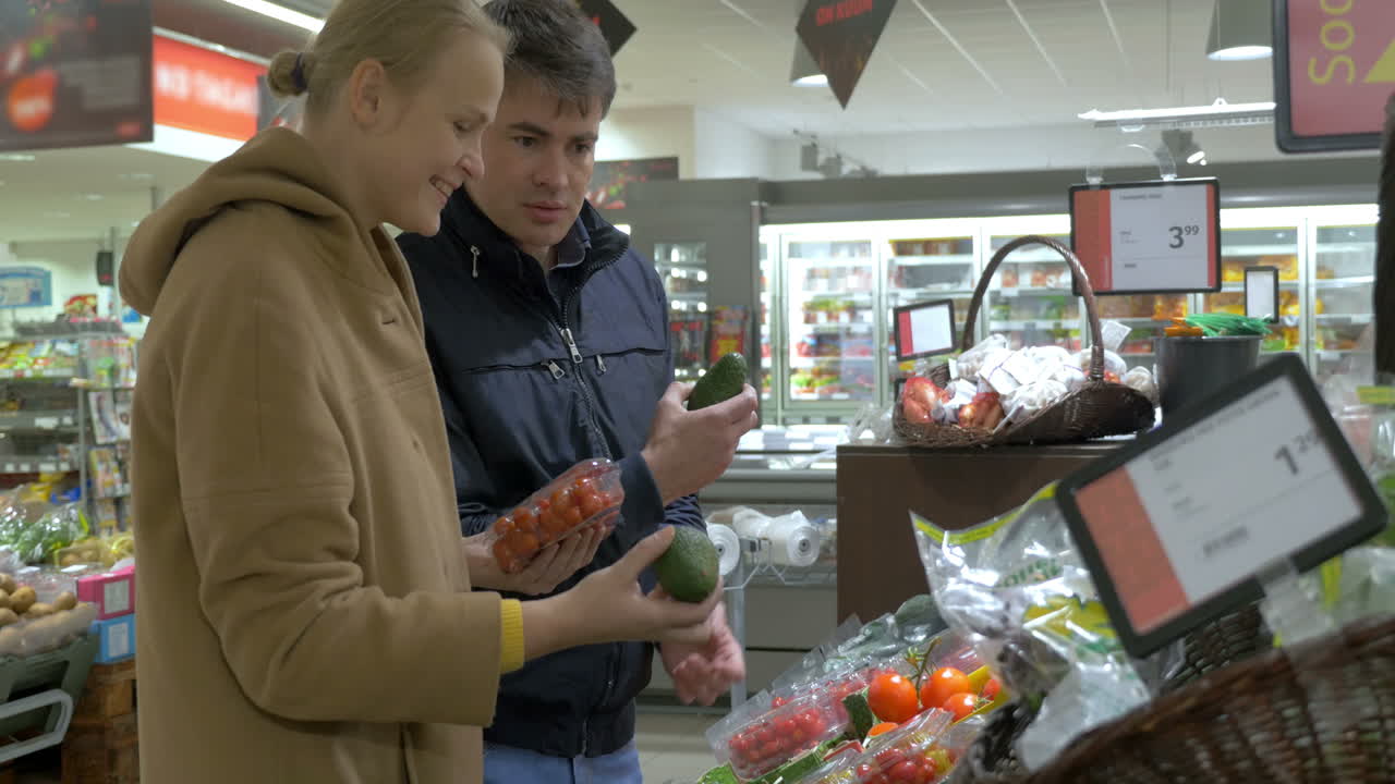 슈퍼마켓 에서 채소 를 선택 하는 부부