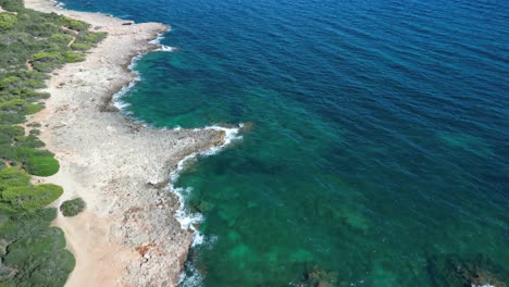 Serena-Vista-De-Un-Mar-Y-Olas-Rompiendo-Suavemente-En-Rockshore-Cerca-De-Sa-Coma,-Mallorca,-España