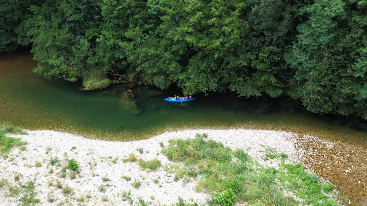 Kayak sotto gli alberi sul fiume Tarn, Gole del Tarn, Francia, Lozère, ripresa aerea
