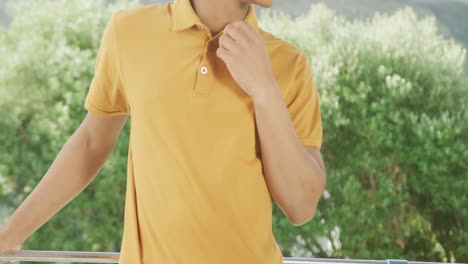 video en cámara lenta de un hombre afroamericano vestido con una camiseta de polo amarilla con espacio de copia