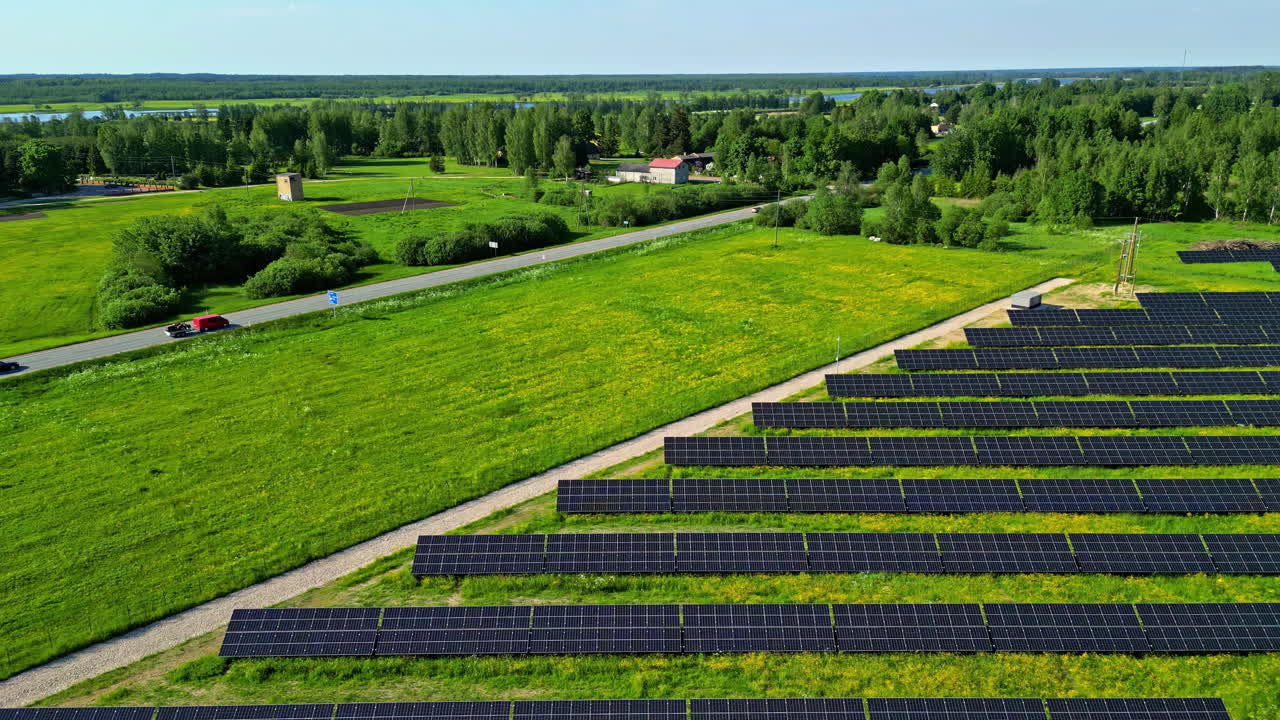 солнечная электростанция недалеко от сельской дороги, взгляд с дрона