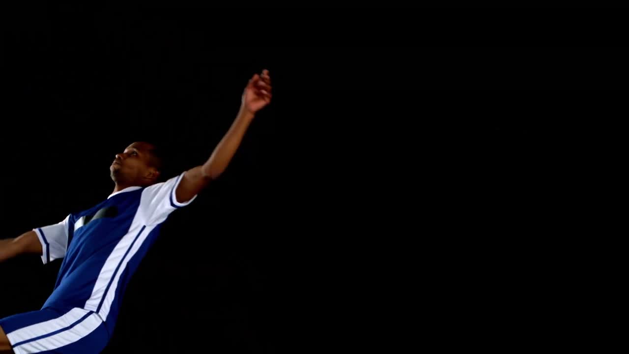 jugador de fútbol pateando la pelota