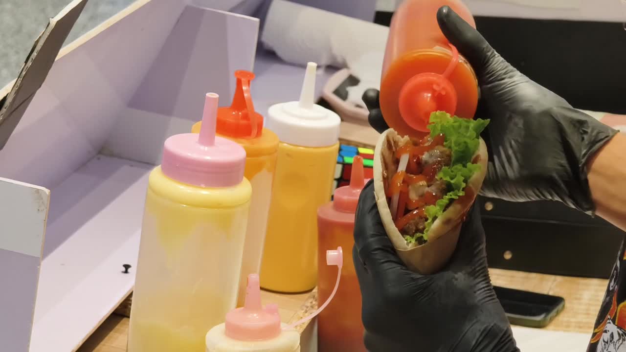 자이로 (gyro) 와 샤와르마 (shawarma) 를 준비하고 제공합니다.