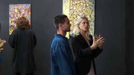 pareja viendo arte abstracto en una exposición