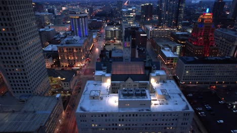 lebendige luftaufnahme der innenstadt von milwaukee, wisconsin, usa