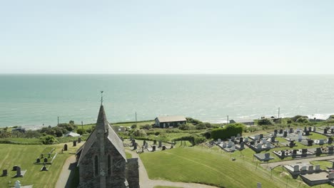 Iglesia-De-La-Aldea-De-Courttown-Acercándose-A-Wexford,-Irlanda,-República-Aérea