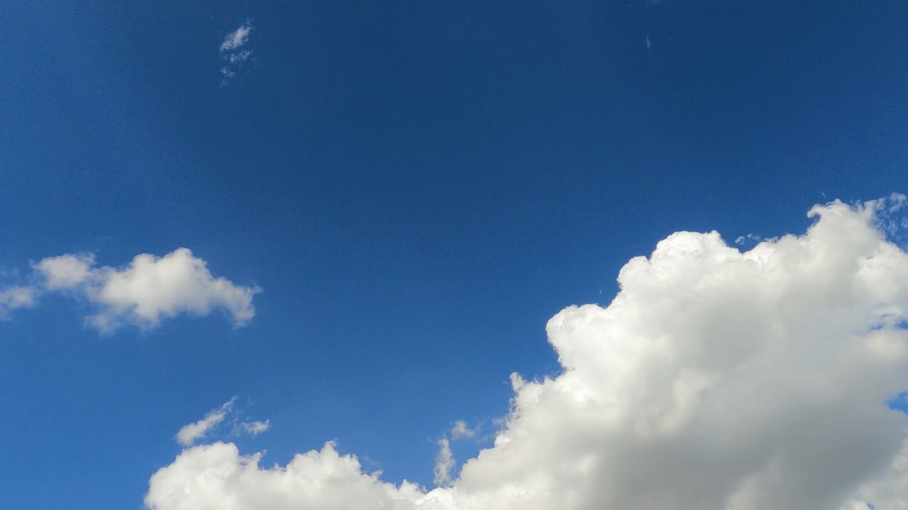 파란 하늘과 움직이는 구름이 타임스에서 포착되었습니다.