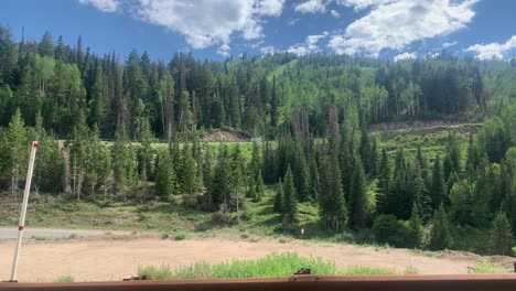 POV-Ansicht-Von-Einem-Auto,-Das-Auf-Dem-Highway-70-Fährt,-Mitten-Im-Plumas-National-Forest,-In-Kalifornien