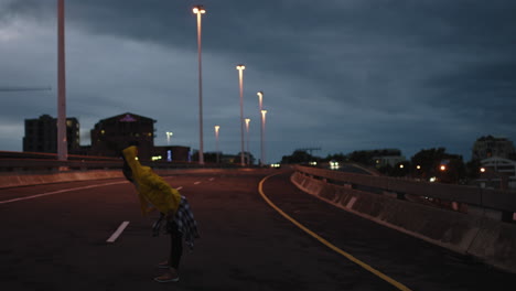 Mujer-Bailando-Joven-Bailarina-Callejera-Realizando-Movimientos-Modernos-De-Baile-Hip-Hop-Practicando-Coreografía-Urbana-De-Estilo-Libre-En-La-Ciudad-Por-La-Noche