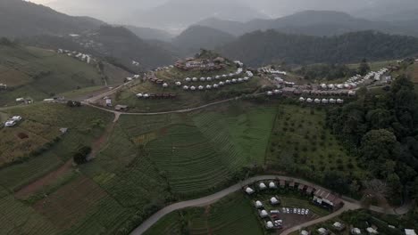 revelan la toma trasera del pueblo de montaña en el norte de tailandia