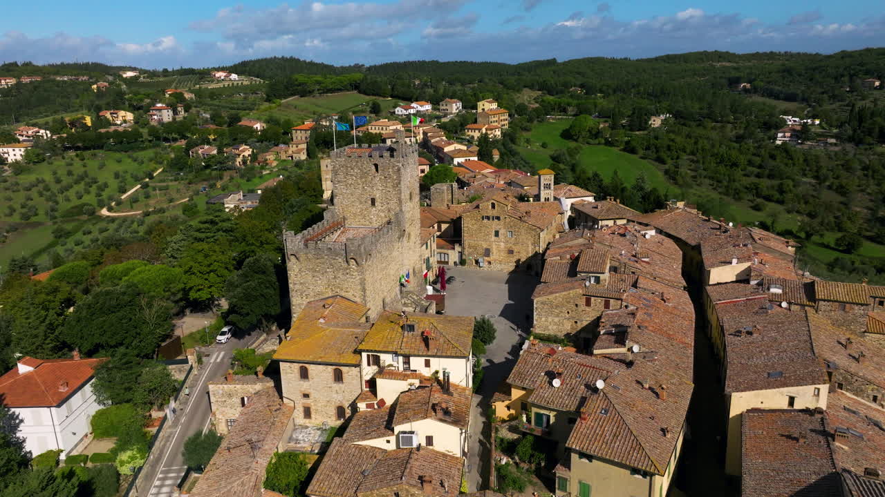 Rocca di Castellina - Fortezza Medievale Nel Centro Di Castellina In Chianti, Italia. Ripresa aerea con allontanamento
