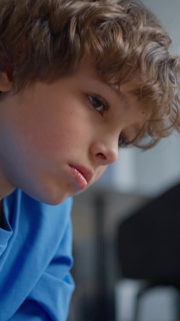 Primo piano di un bambino concentrato che si prepara a disegnare