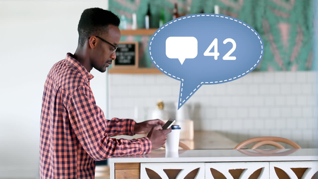 hombre bebiendo café mientras lee mensajes 4k