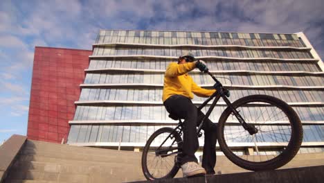 Junger-Mann-Sitzt-Auf-Dem-Fahrrad.-Mann-Auf-Dem-Fahrrad-Bereit-Zum-Fahren.-Radfahren-In-Der-Stadt