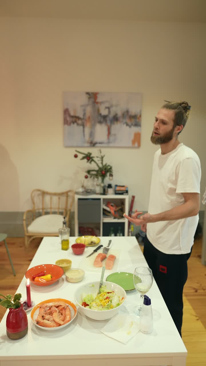 preparando una comida y el bebé aprendiendo a caminar