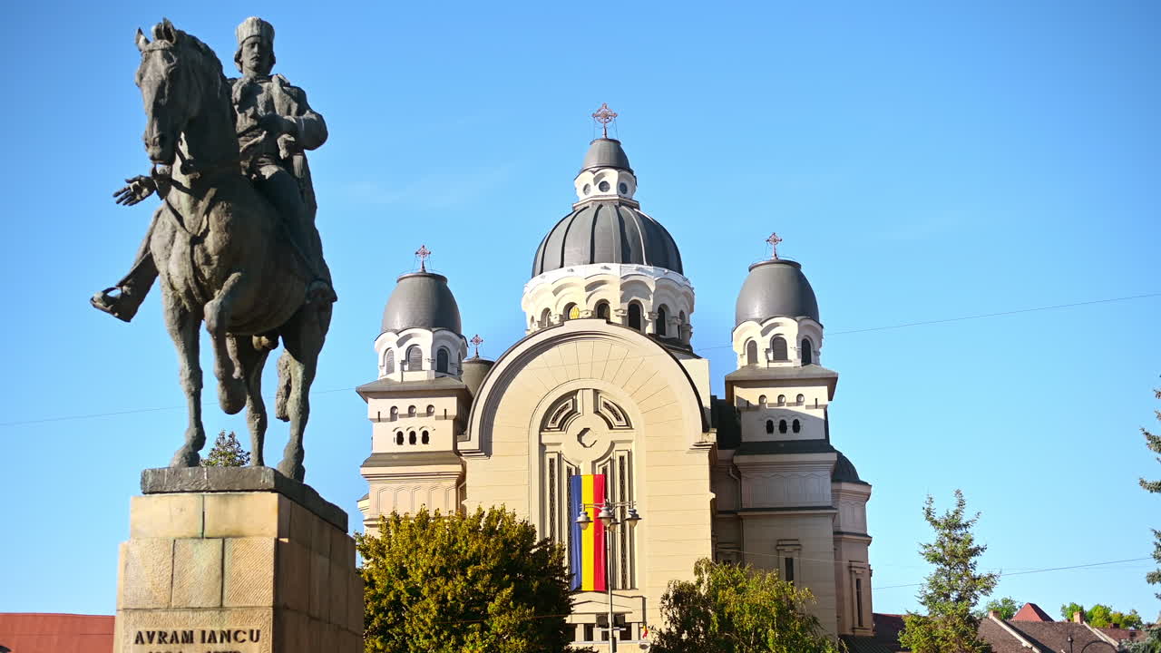 Catedral da Ascensão do Senhor e estátua de Avram Iancu no centro de Targu Mures, Romênia