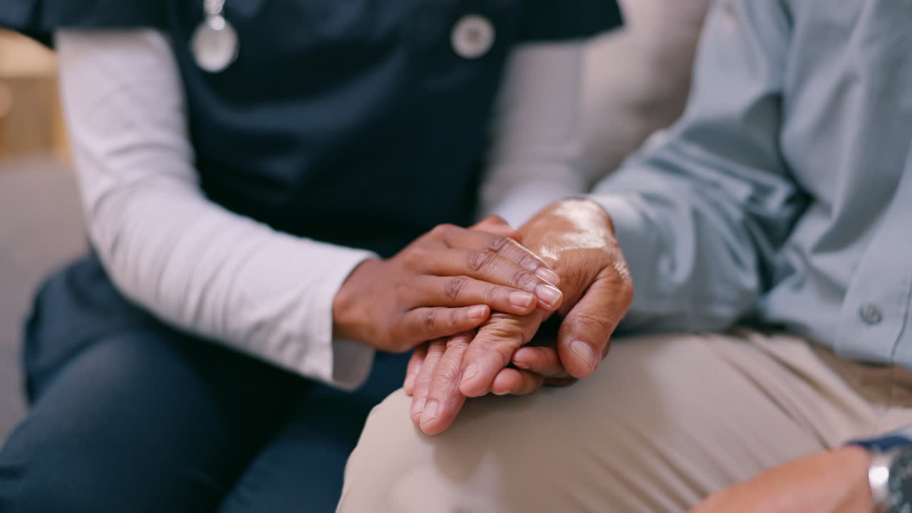 enfermera que presta atención y apoyo a un paciente anciano