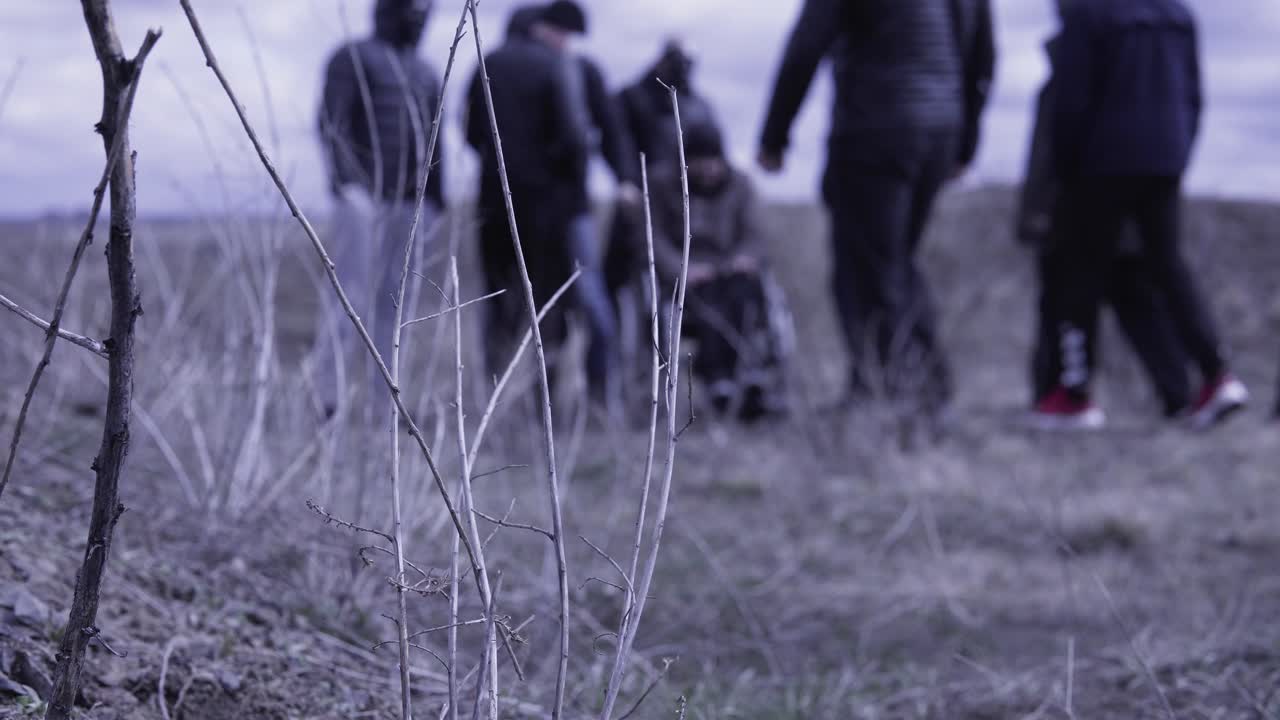 протестующие и человек в инвалидном кресле