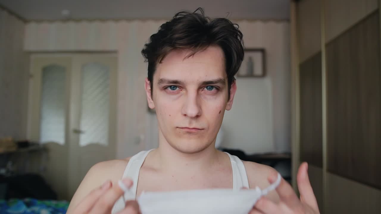 el joven se pone y luego se quita la mascarilla