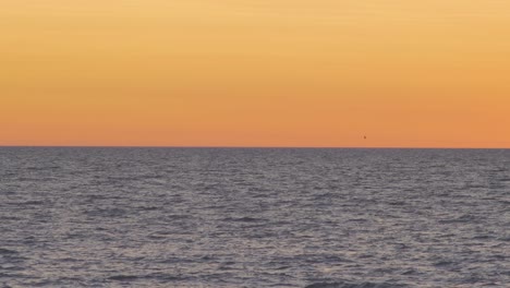 Hermosa-Vista-Del-Tranquilo-Mar-Báltico-Después-De-La-Puesta-De-Sol-En-Verano,-Plano-Medio-Desde-La-Distancia