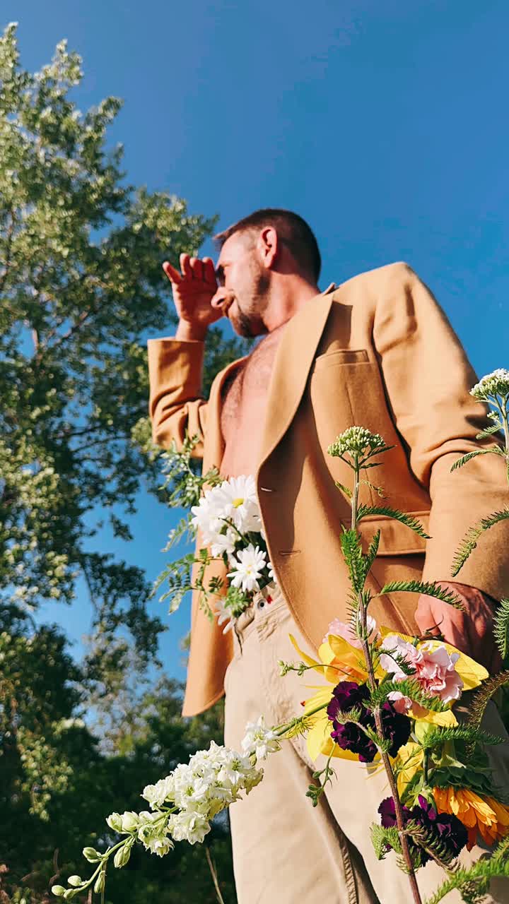 hombre con una chaqueta beige con flores