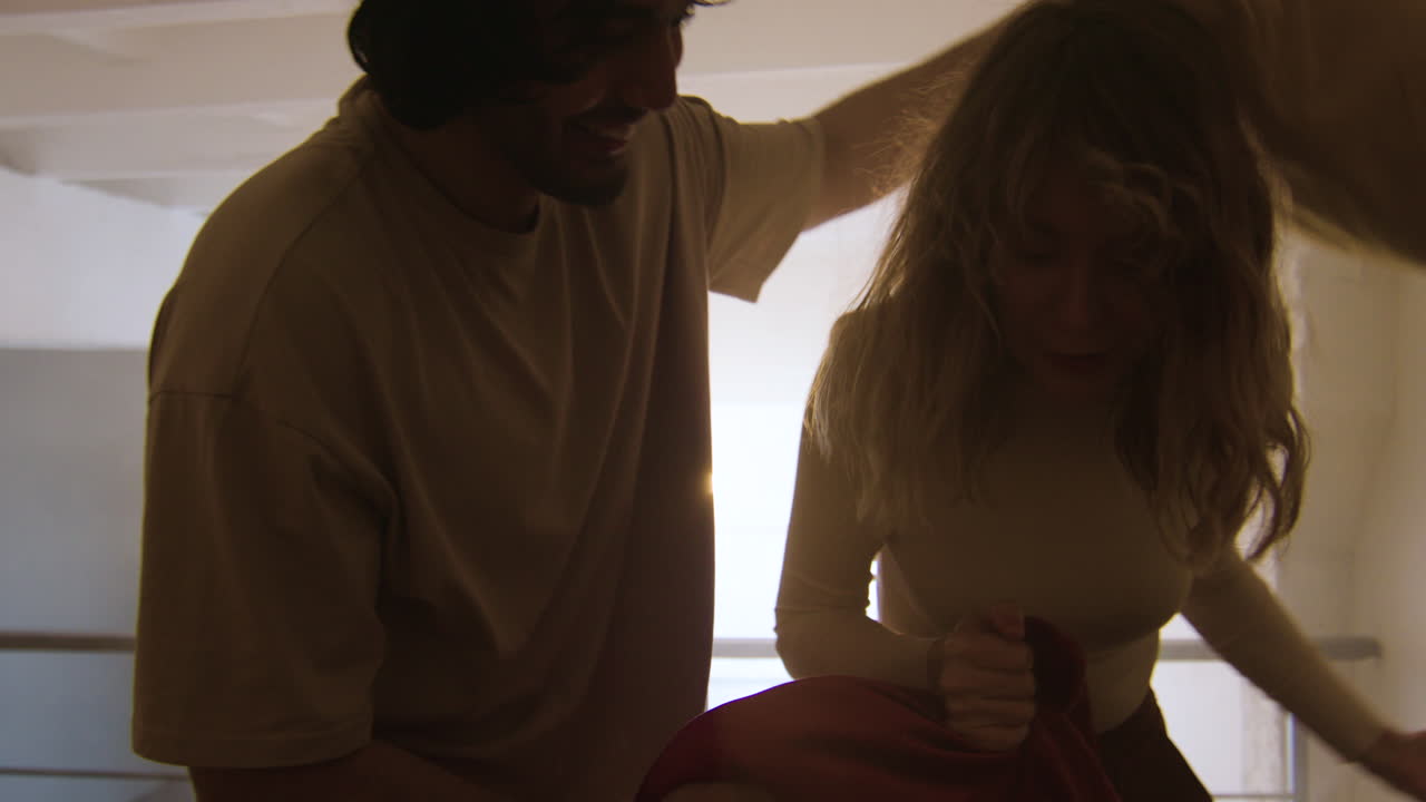 집 에서 놀고 있는 부부