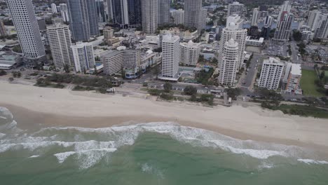 Luftaufnahme-Von-Strandapartments-Und-Küstenstraße-Im-Surfers-Paradise-In-Gold-Coast,-Südost-QLD,-Australien