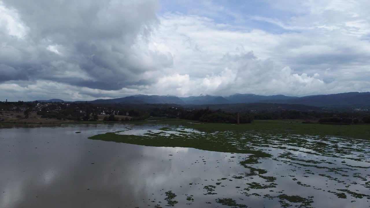 히달고의 프리즘과 산타 마리아 레글라의 목장이 있는 현무암 프리즘의 드론 뷰