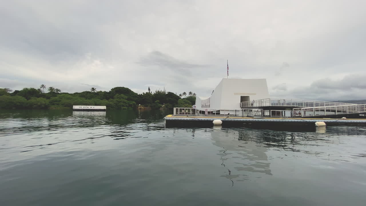 진주만의 uss 애리조나 기념관에서 방문자 보트 도킹