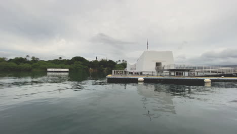 embarcación de visitantes atracando en el memorial uss arizona en pearl harbor