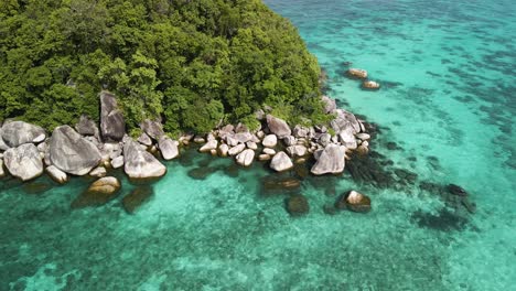 Tiro-De-Arco-Aéreo-Dando-Vueltas-Alrededor-De-Un-Afloramiento-De-Una-Isla-Cerca-De-Ko-Lipe,-Tailandia-En-Una-Tarde-Brillante