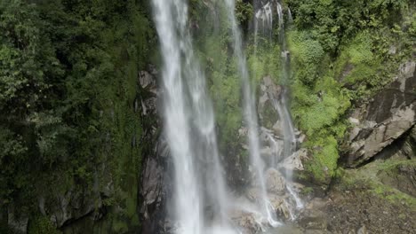 Vista-Aérea-De-La-Cascada-En-Medio-Del-Bosque-En-Kulekhani,-Nepal.