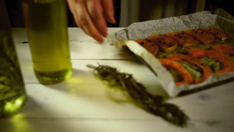 rebanadas de calabaza horneada con especias en papel de hornear. calabaza fresca horneada