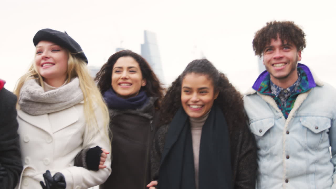 amigos caminando por la orilla sur en una visita de invierno a londres