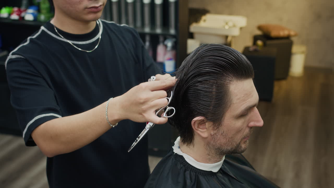 un hombre se corta el cabello en una barbería.