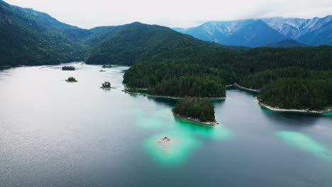 Luftaufnahme-Des-Wunderschönen-Eibsees-Am-Fuße-Der-Zugspitze,-Malerische-Seeinseln-Im-Berg,-Deutschland