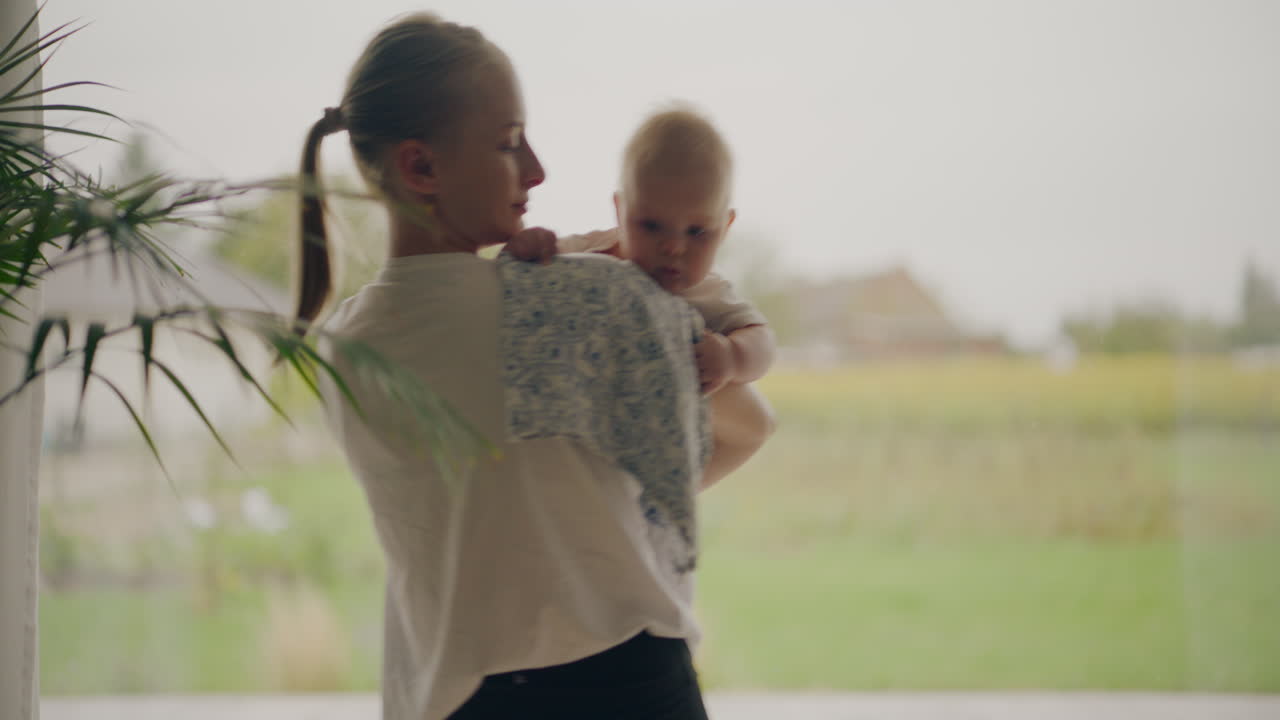 아기 를 안고 있는 어머니