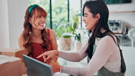dos mujeres colaborando en una tableta
