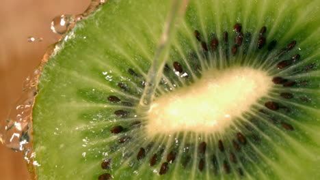agua que se vierte sobre una rebanada de kiwi