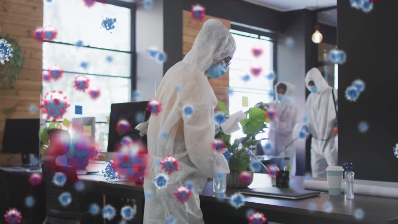소독제를 사용하여 사무실을 청소하는 의료 종사자 그룹 위에 떠다니는 다수의 코로나19 세포