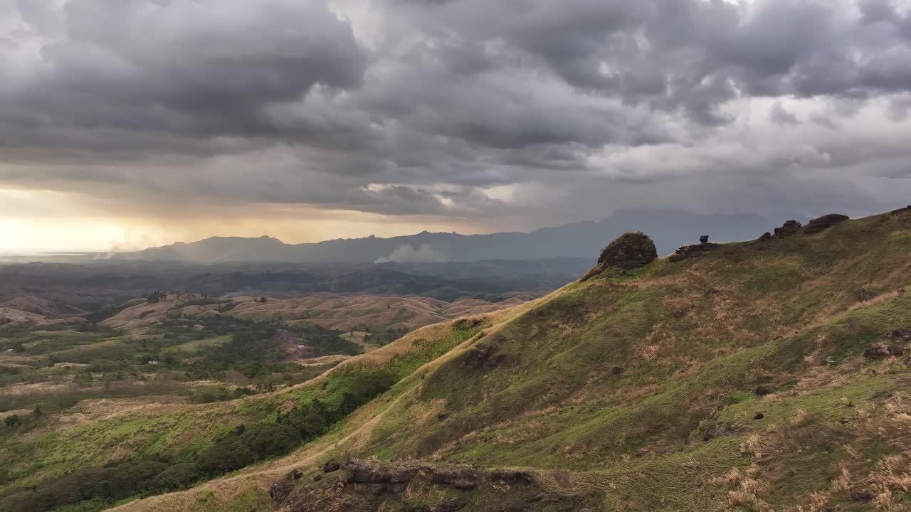 video del avión no tripulado sobre las montañas de fiji