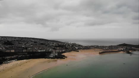 Toma-Panorámica-Aérea-Derecha-De-La-Ciudad-Y-El-Puerto-De-St-Ives-En-Un-Día-Nublado