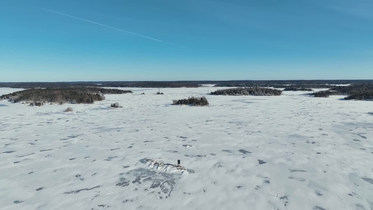 video de avión no tripulado sobre un lago congelado en un día soleado