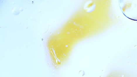 gotas de aceite de colores abstractos reales en la rotación del agua con fondo de mezcla de degradado de color