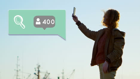 animación de burbuja de habla con números e iconos de redes sociales y mujer usando teléfono inteligente