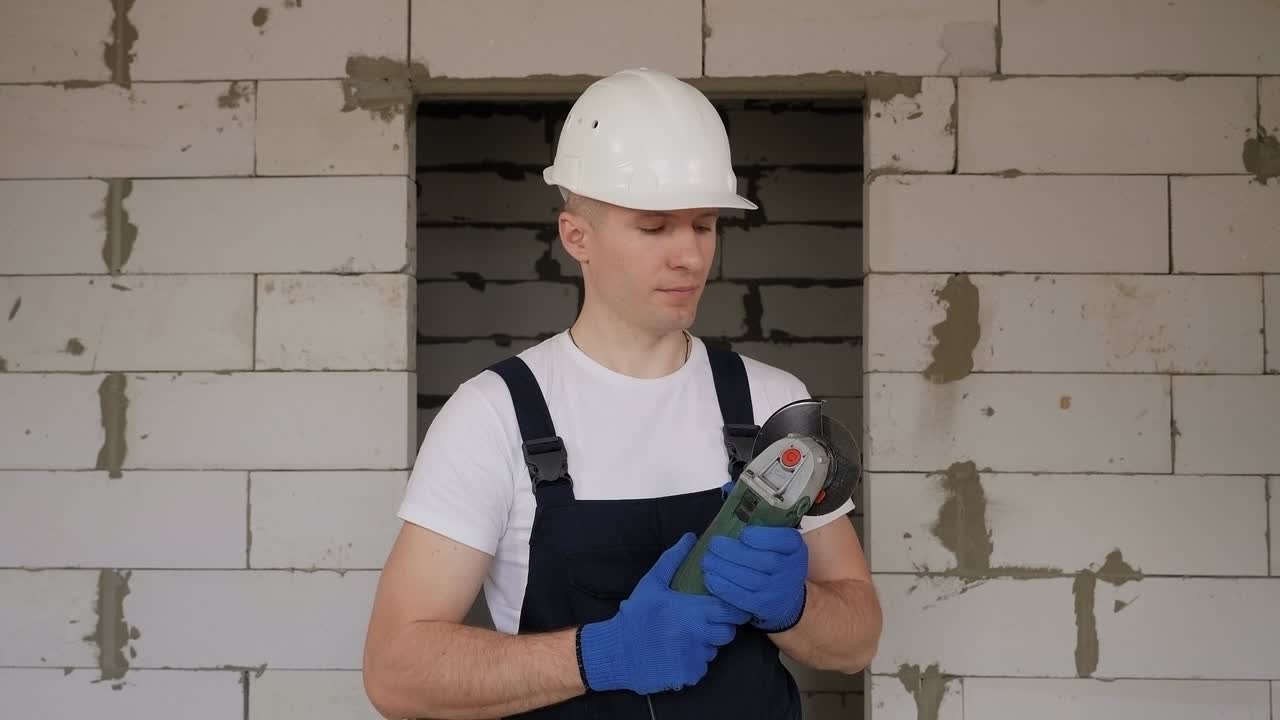 건설 현장에서 원형 도끼를 가진 건설 노동자의 초상화입니다.