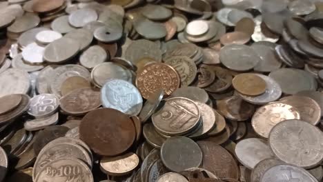 antiguas monedas de rupias en el mercado de antigüedades en la zona de la ciudad vieja por la noche, semarang, indonesia_hd video